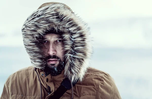 Homem Inverno Explorador Com Casaco Pele Retrato Pronto Para Aventura — Fotografia de Stock