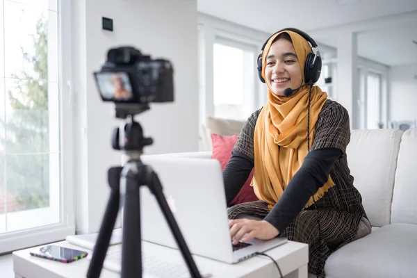 イスラム教徒の女の子持っていますビデオコンテンツストリーミング — ストック写真