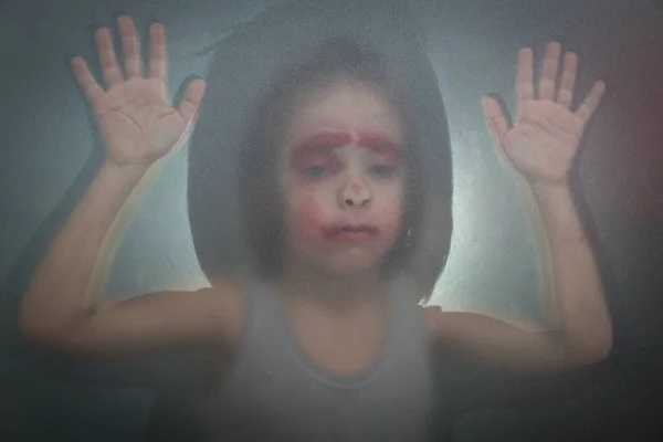 Kind Achter Glas Horror Concept — Stockfoto