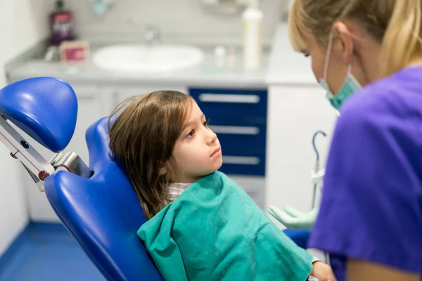 Pojke Regelbunden Tandkontroll Kliniken — Stockfoto