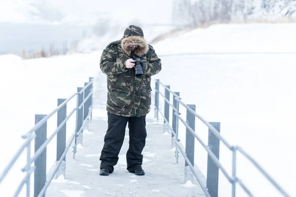 Homem Inverno Caminhando Inverno Neve Parque Natural — Fotografia de Stock