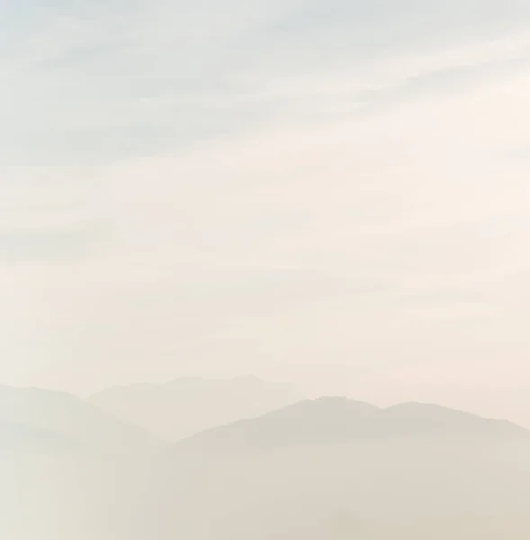 Mgliste Góry Horyzontem Nieba — Zdjęcie stockowe