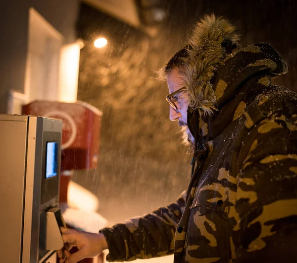 Homem Pagando Serviço Tempestade Inverno — Fotografia de Stock