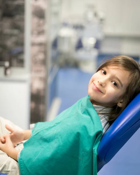 Мальчик Регулярной Стоматологической Проверки Клинике — стоковое фото