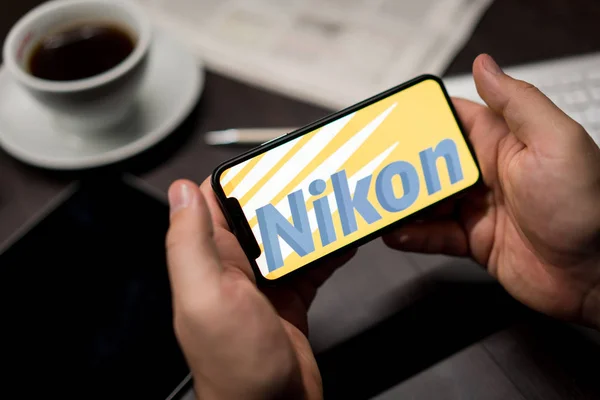 Nova Iorque Nova Iorque Eua 2019 Logo Nikon Iphone Mãos — Fotografia de Stock