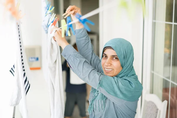 Mulher Muçulmana Hijab Pendurado Lavanderia — Fotografia de Stock