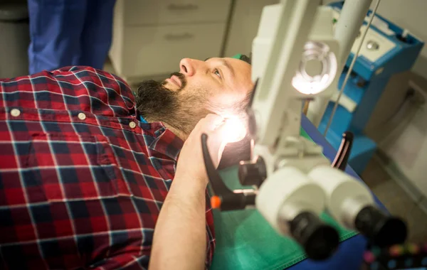 Hastanedeki Doktor Hasta Kulağını Kontrol Ediyor — Stok fotoğraf