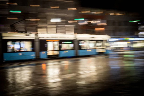 夜の市の公共交通機関 — ストック写真