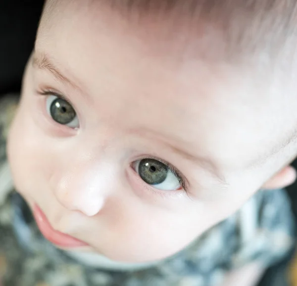 Zbliżenie Małe Słodkie Dziecko Zielonymi Oczami — Zdjęcie stockowe