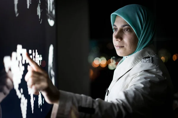 Donna Musulmana Che Lavora Sullo Schermo Infografico Intelligente — Foto Stock