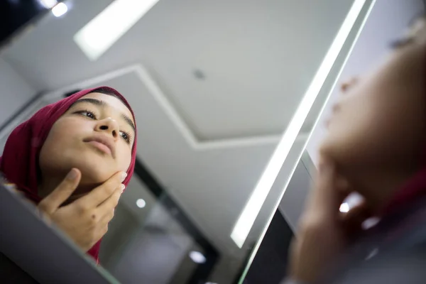 Müslüman Güzel Kız Aynaya Bakıyor Yüz Derisini Kontrol Ediyor - Stok İmaj