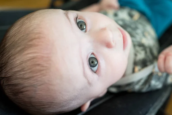 Nahaufnahme Eines Kleinen Süßen Babys Mit Grünen Augen Stockfoto