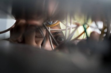 Müslüman kadın veri merkezindeki kabloları onarıyor