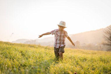 Güzel çim tarlasında çocuk