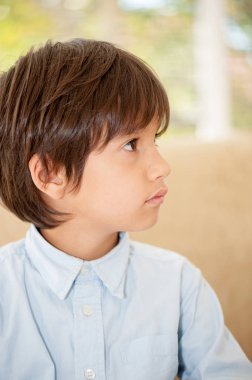 Sevimli küçük çocuğun portresini kapat. 