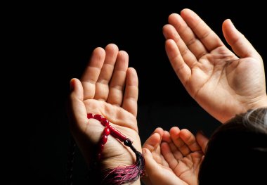 Bir çift el dua ediyor. 