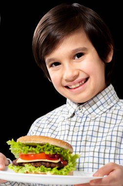 Hamburger yiyen çocuk. 