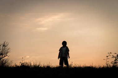 Günbatımı çayırında erkek silueti