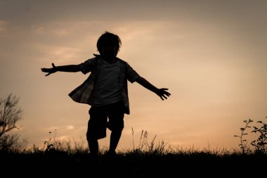 Günbatımı çayırında erkek silueti