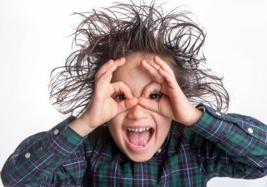 Genç çocuk yüz ifadeleri yapıyor.