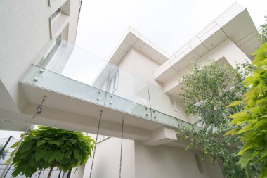 Yeni beyaz, güzel, modern ev