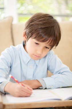 Çocuk yakından çalışıyor.