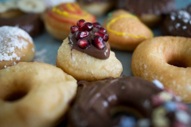 Pek çok renkte güzel bir çörek.