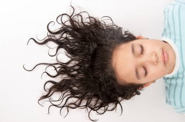 Mutlu genç kız hayatın tadını çıkarıyor.