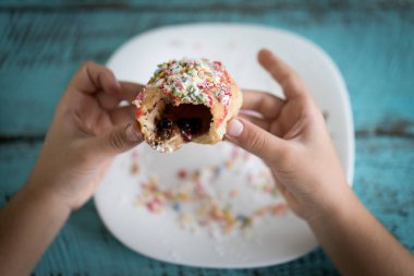 İşlem sırasında ev yapımı donutları olan masa