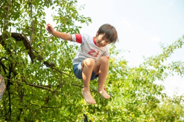 Mutlu çocuk iyi yolculuklar.