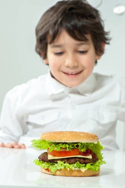 Hamburger yiyen çocuk.