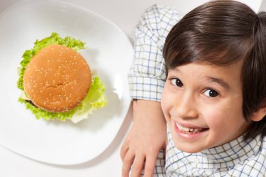 Hamburger yiyen çocuk.