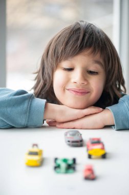 Mutlu çocuk hayattan zevk alıyor