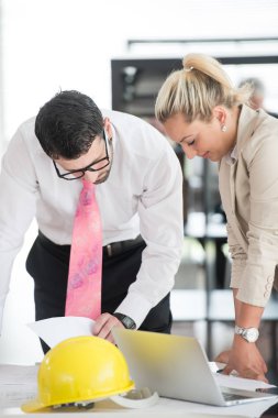 Yeni proje üzerinde çalışan mimarlarla mühendislik bürosu