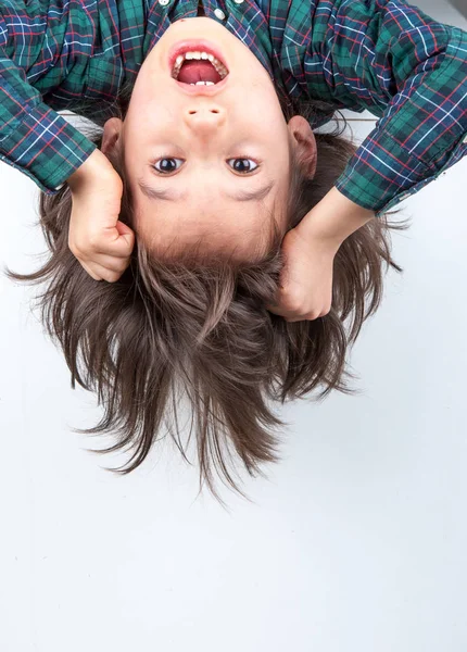 Ung Pojke Med Långt Hår — Stockfoto