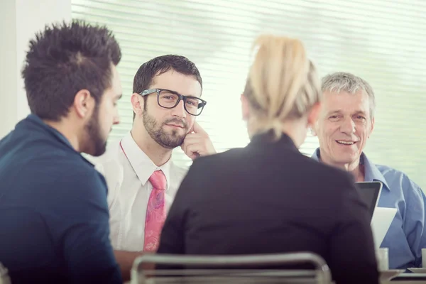 Empresários Executivos Que Reúnem Usando Laptop — Fotografia de Stock