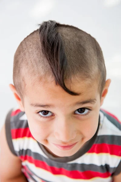 Garçon Avec Coupe Cheveux Fou — Photo