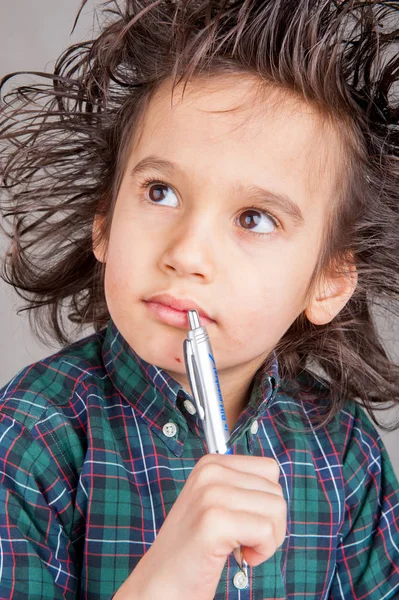 Giovane Ragazzo Studiando Vicino — Foto Stock