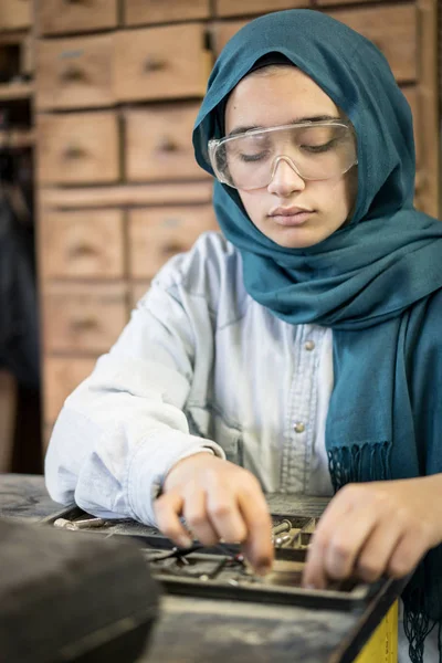 Oficina Carpintaria Com Menina Muçulmana Profissional — Fotografia de Stock