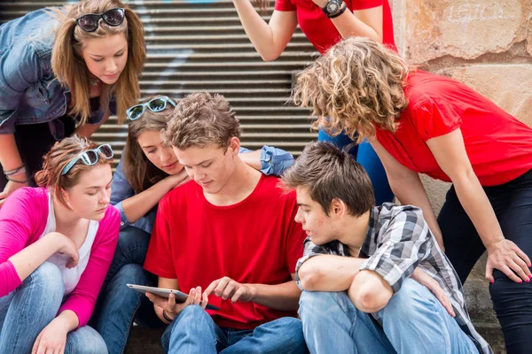 Gruppe Von Teenie Freunden Zusammen Auf Der Straße — Stockfoto