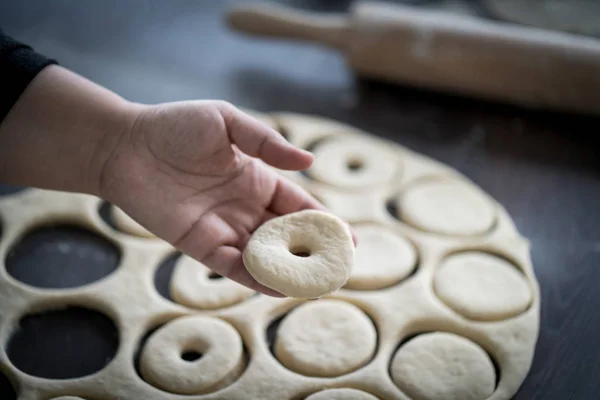Tisch Mit Hausgemachten Donuts Während Des Prozesses — Stockfoto