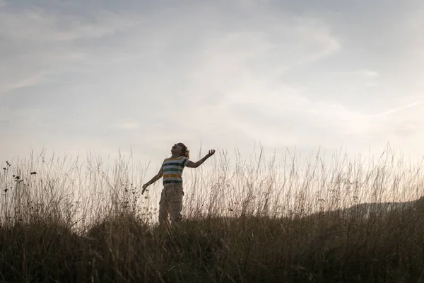 ボールと草の牧草地で幸せな小さな子供 — ストック写真