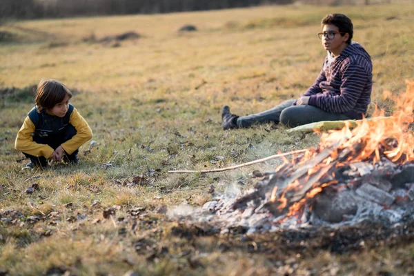 火の隣に二人の少年 — ストック写真