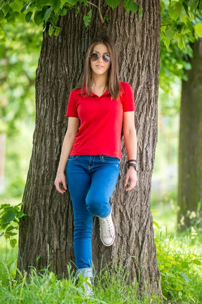 Porträtt Ung Kvinna Lutar Sig Tillbaka Träd Parken — Stockfoto