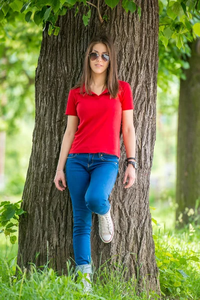 Porträt Einer Jungen Frau Lehnt Sich Park Baum Zurück — Stockfoto