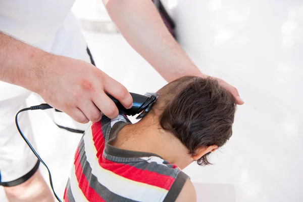 Menino Com Corte Cabelo Louco — Fotografia de Stock