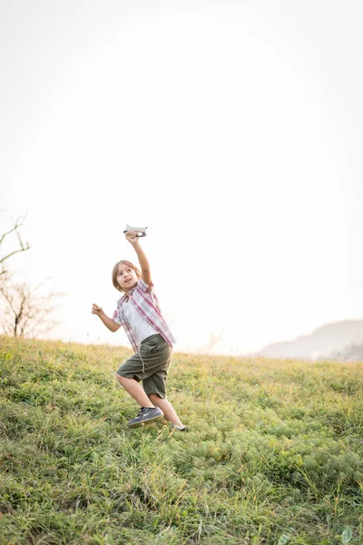 小さな子供とともにカイトで牧草地 — ストック写真