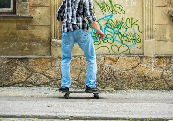 Tiener jongen met haar skateboard — Stockfoto