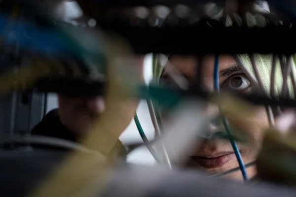 Muslim Woman Repairing Cables Data Center — Stock Photo, Image