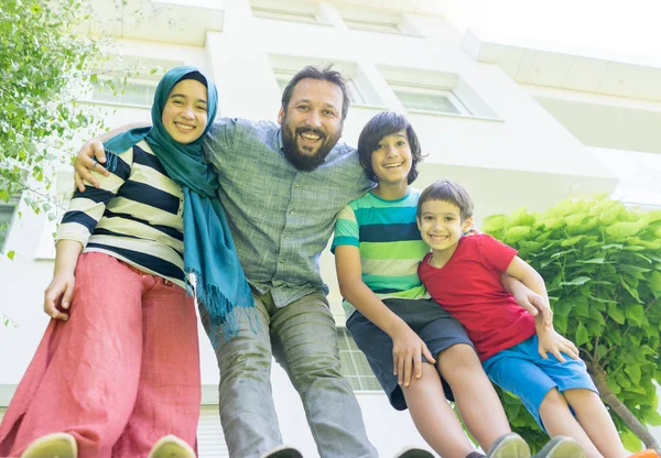 美しい近代的な家の前でイスラム教徒の家族 — ストック写真